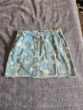 Wild Fable Target light blue denim  daisy print  skirt